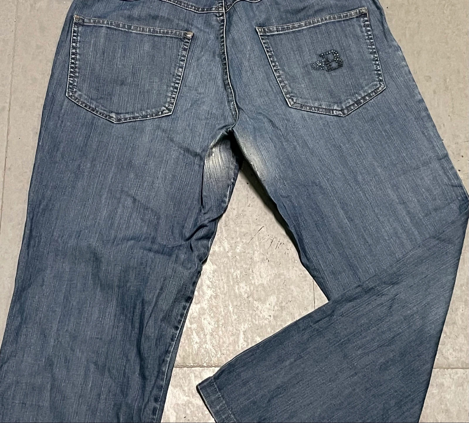 Calça jeans azul com letras de strass na parte de trás – photo 7